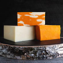Charger l&#39;image dans la galerie, Fromage CHEDDAR RÉFRIGÉRER - Bloc 2kg - Fromagerie Roy
